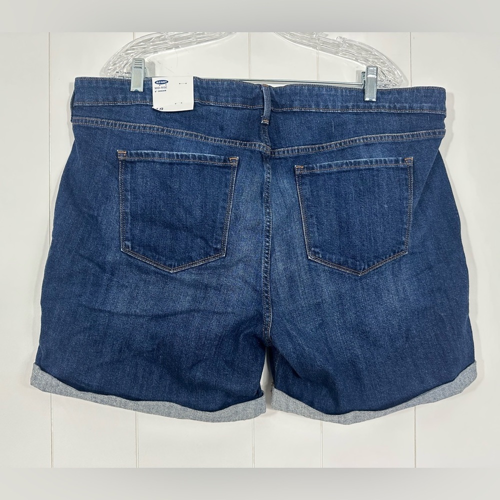 NWT Old Navy Women’s Size 18 Mid Rise Denim Shorts 5” Inseam Distressed Cuffed - Picture 3 of 7